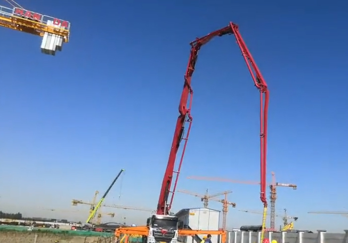 39米混凝土泵车浇筑混凝土施工