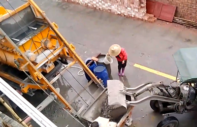 搅拌车载泵一体机打混凝土施工视频